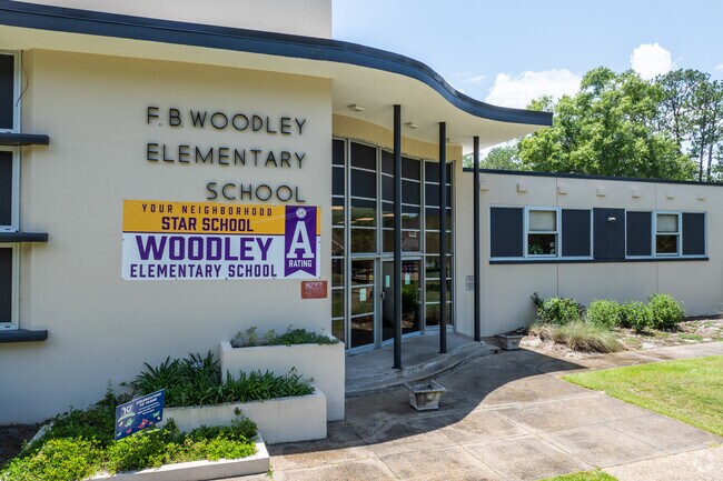 Woodley Elementary School encourages collaboration and creativity among students.