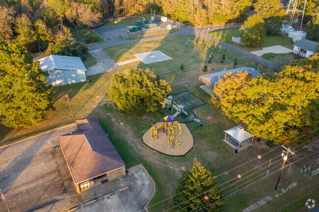 Ida-Hosston offers outdoor options from park strolls to lakeside picnics.