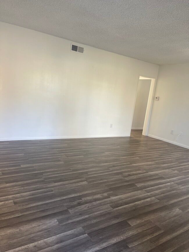 555 Greenbrier Dr unit 44, Oceanside, CA 92054 - photo 3