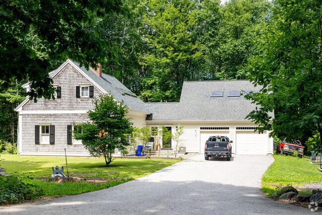 Dwellings built within the last five years are typically modern farmhouses with 4 or 5 bedrooms.
