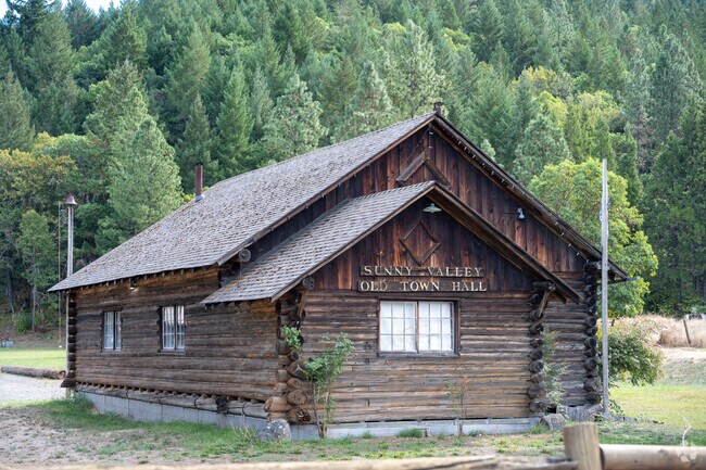 Sunny Valley old town hall is a historical monument in the Sunny Valley neighborhood.