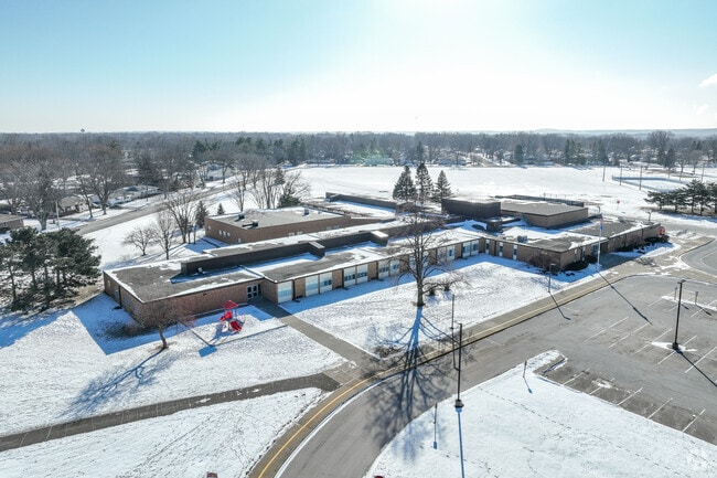 Pullman Elementary School has a student-teacher ratio of 10 to 1.