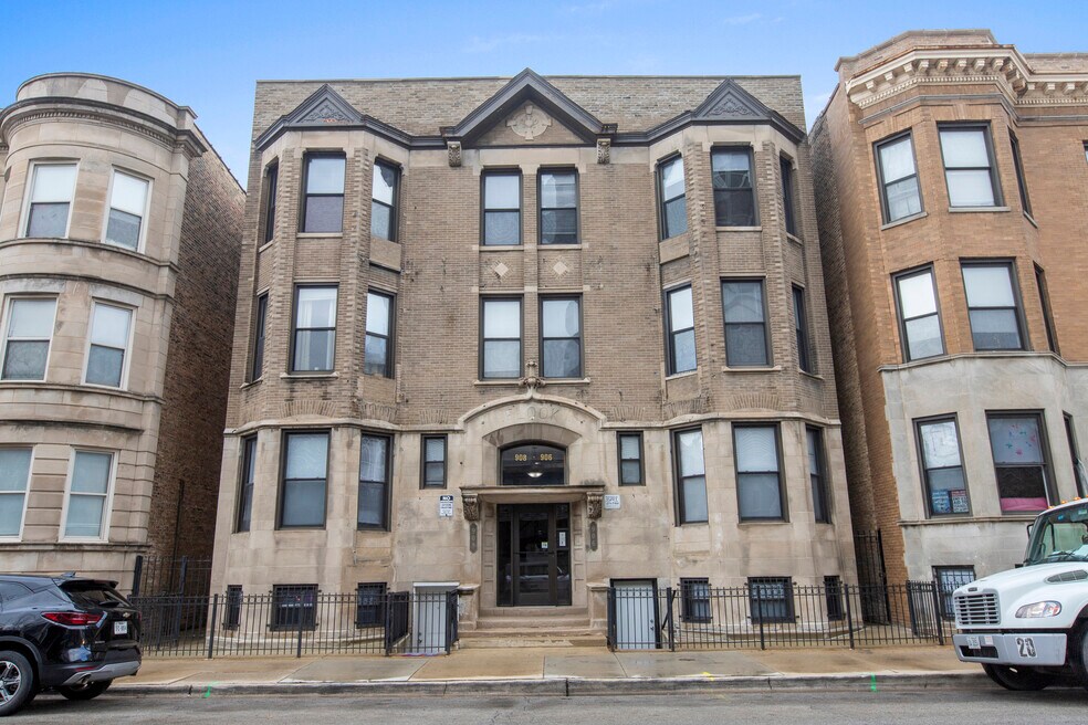 908 W Montrose Ave unit 3, Chicago, IL 60613 - photo 1