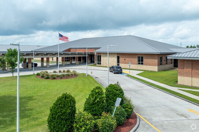 Lake Pontchartrain Elementary School earned a C- from Niche.