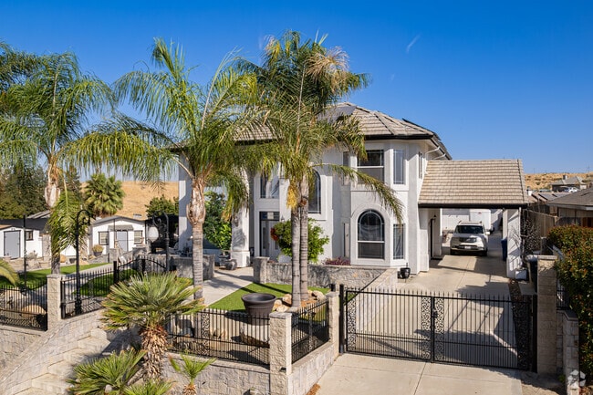 Palm trees and Mediteranean inspired homes can be spotted throughout Highland Knolls.
