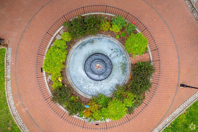 A large fountain serves as the centerpiece of Fitler Square.