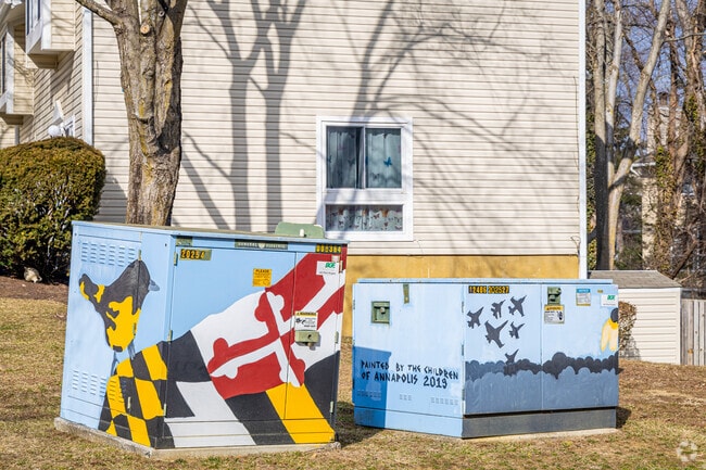 Small murals painted by Annapolis children in 2019 create a welcoming environment.