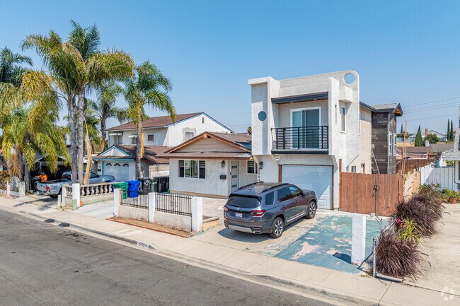 Custom homes with additions are also present in Alta Vista.