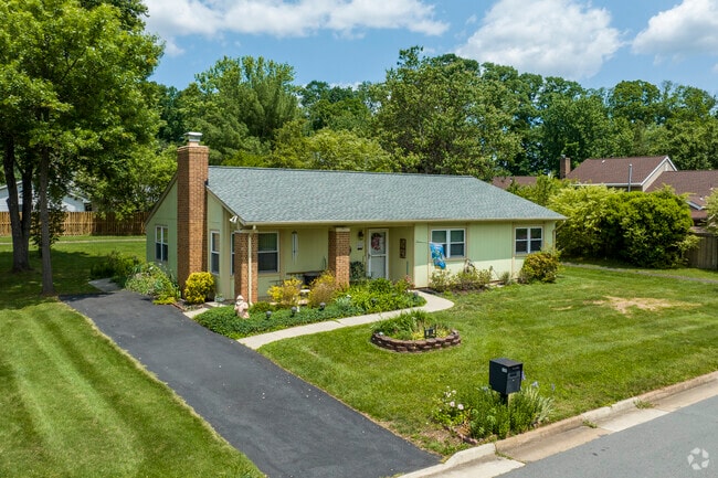 In Sugarland Run, ranch style homes with creative landscaping are a common and charming sight.