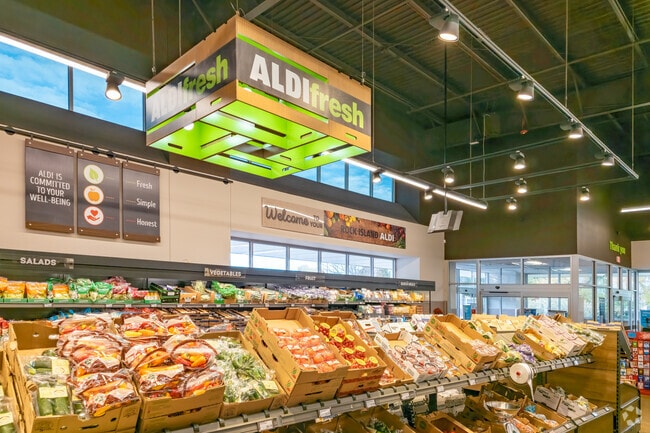 Karstens-City Line has access to multiple grocery options, including a local ALDI.