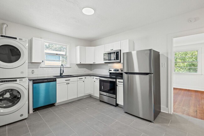 209 N Spring St unit 209 N Spring St-Unit, Winston Salem, NC 27101 - photo 3