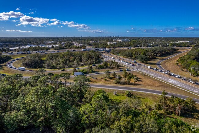 Lake Sarasota is just off the I-75 freeway making commuting easy.