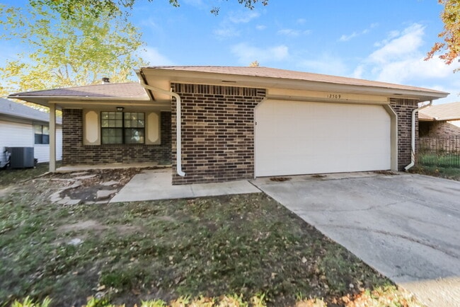 12509 Ridgegate Rd, Yukon, OK 73099 - photo 3