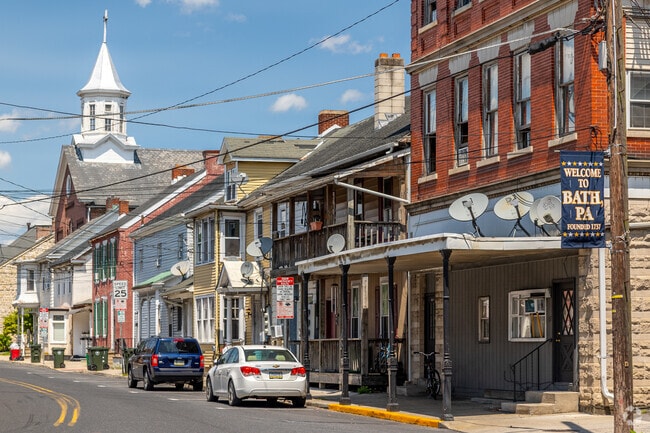 Bath's delightful Main Street welcomes all who come to enjoy its charm.
