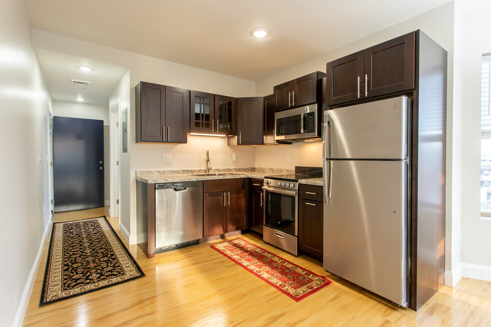 Deluxe - Kitchen