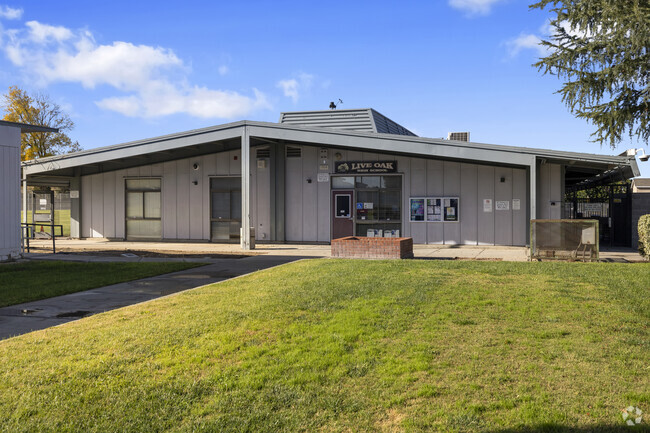 Video clips and photos of the front exterior.
