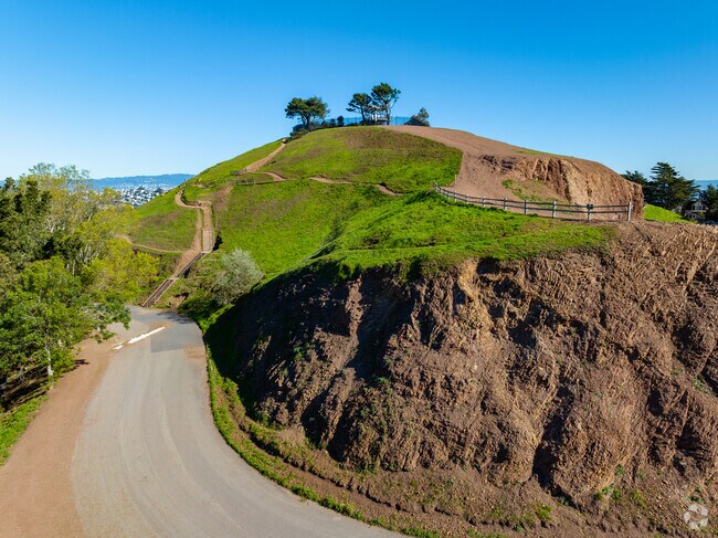 Bernal Heights Park offers 360-degree panoramic views of the surrounding San Francisco area.