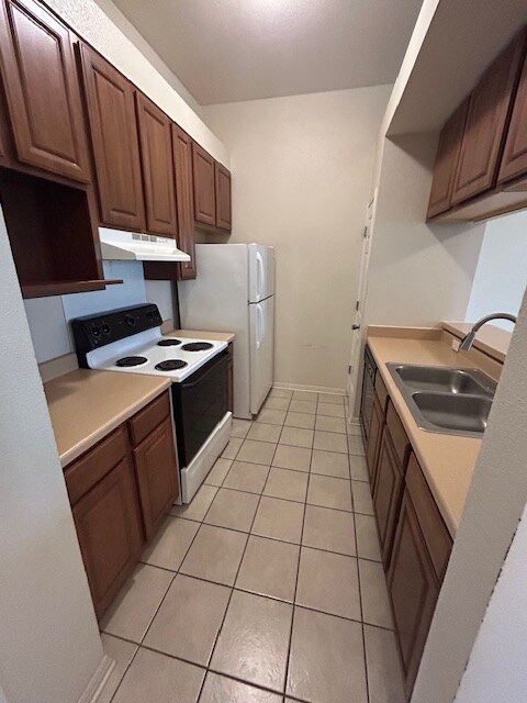 510 Dukeway unit 4, Universal City, TX 78148 - photo 1