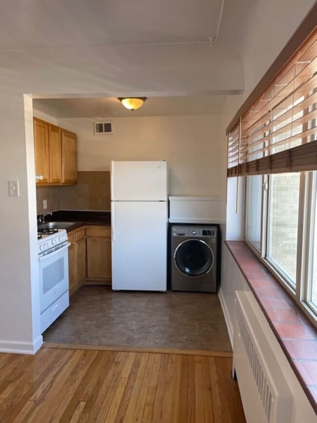 Albion Apartments - Newly Renovated in 2024 with in-unit Washer and Dryer!, Denver, CO 80220 - photo 7