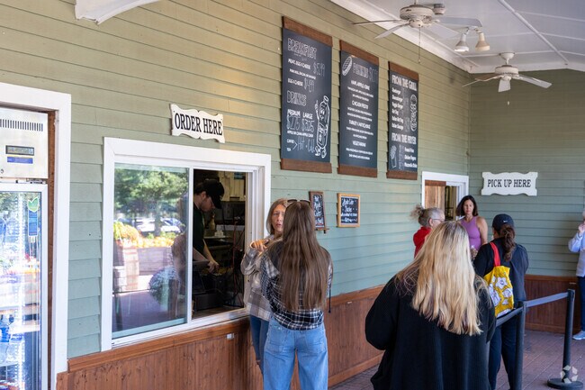 Colts Neck’s Delicious Orchards is a destination for farm-fresh groceries.