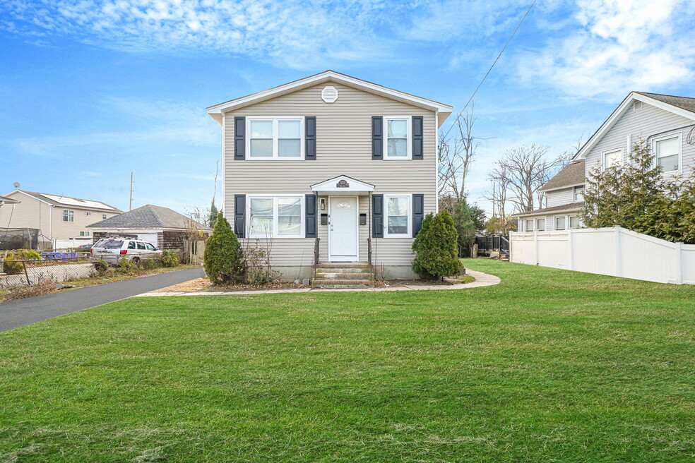 130 5th Ave unit 1, Bay Shore, NY 11706 - photo 1