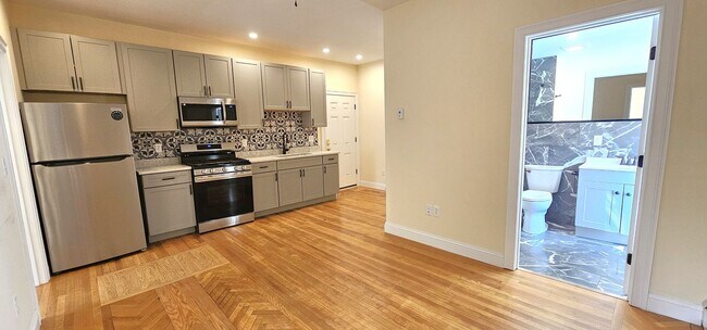 416 Pearl St unit 416 Pearl Street 4, Burlington, VT 05401 - photo 2