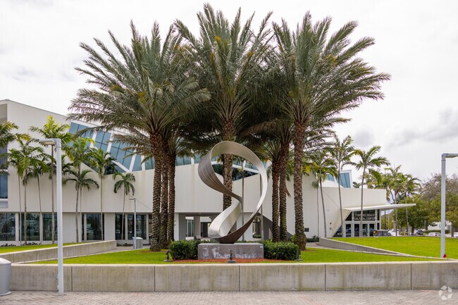 The Pompano Beach Cultural Center offers great educational programs and a full library.