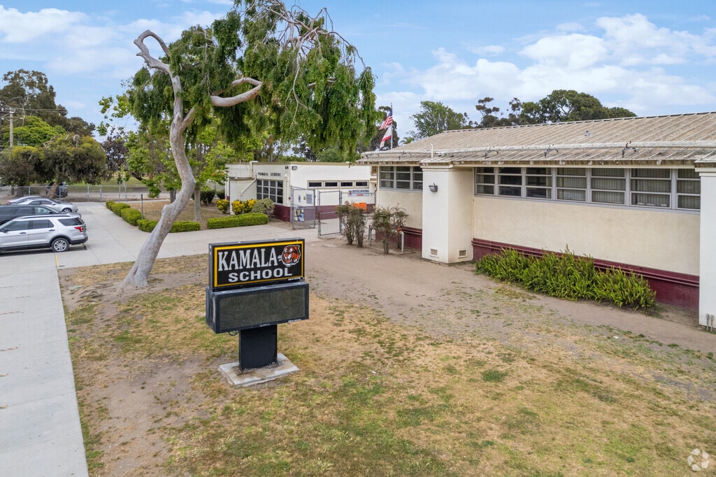 Kamala Elementary School serves students in K-8 in the Kamala Park neighborhood.