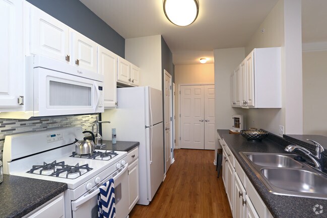 2BR, 2BA - Kitchen