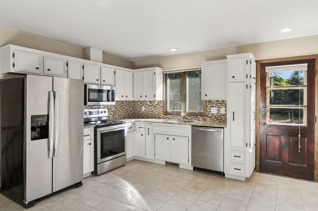 7207 Heatherton Cir, Edina, MN 55435 - photo 6