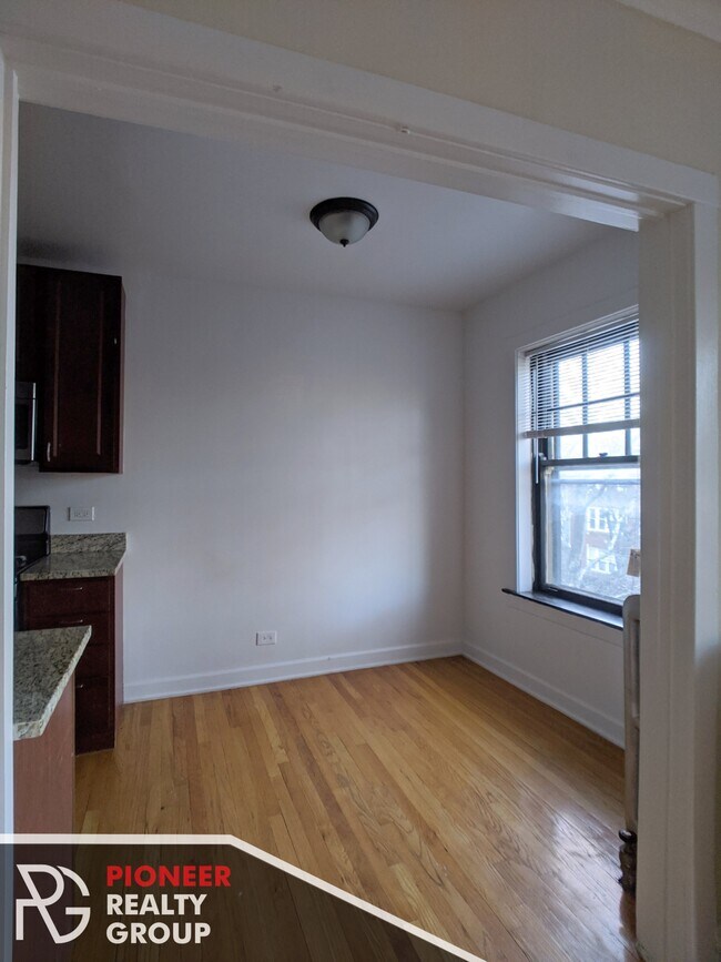 2122 W Ainslie St unit 2100-2E, Chicago, IL 60625 - photo 4