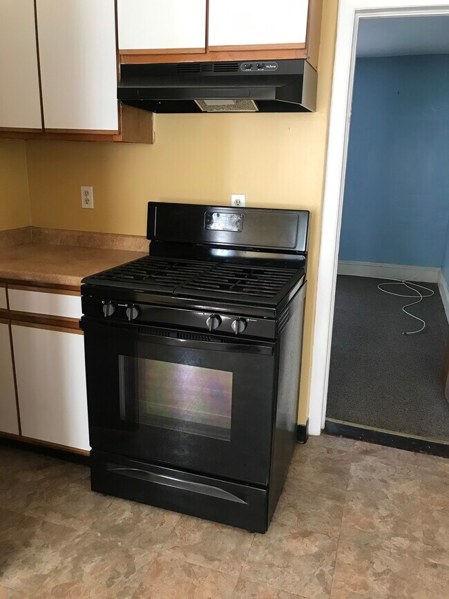 62 Heath St unit 2nd floor Heath St., Hartford, CT 06106 - photo 5