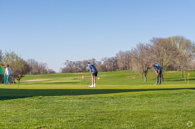 Residence of Como can enjoy the U of M Golf Course in nearby Lauderdale.