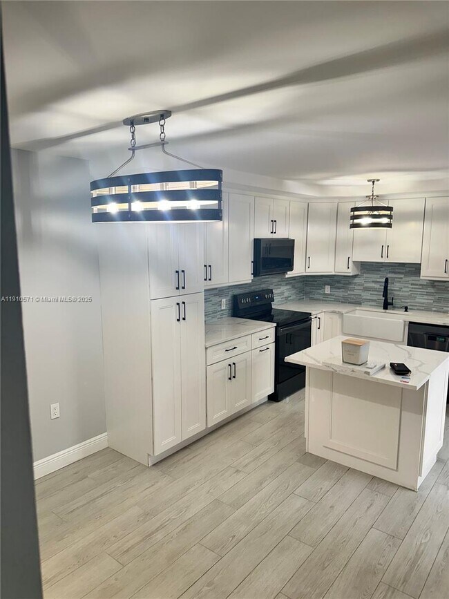 9156D SW 23rd St, Davie, FL 33324