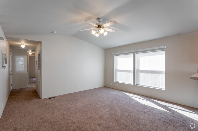 2BR, 1BA - 900SF