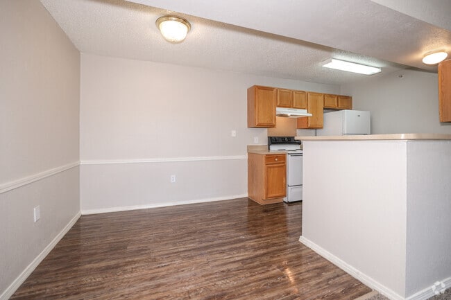 2BR, 2BA - 908SF - Dining Area