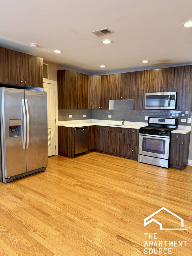 3433 S Indiana Ave Unit 303, Chicago, IL 60616