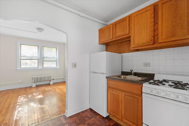 1800 W Farwell Ave unit 8-1A, Chicago, IL 60626 - photo 3