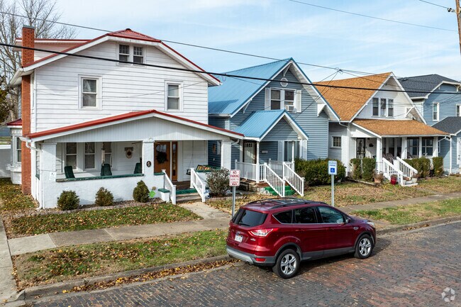 Bungalows, craftsman, and foursquares are the most common homes in Highlawn.