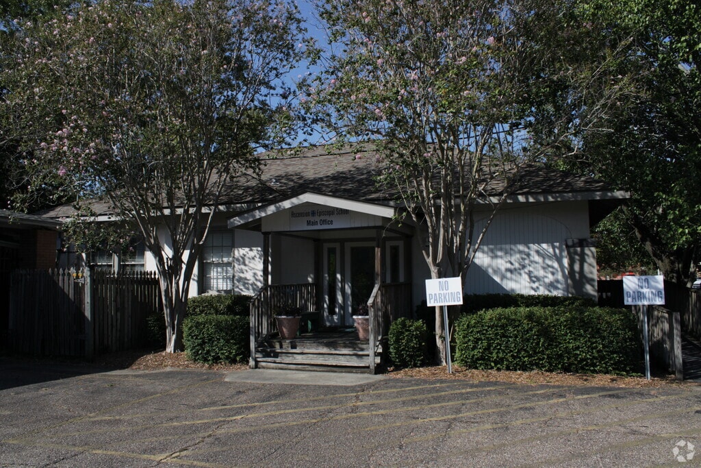 Ascension Episcopal School serves students K-12th grade.