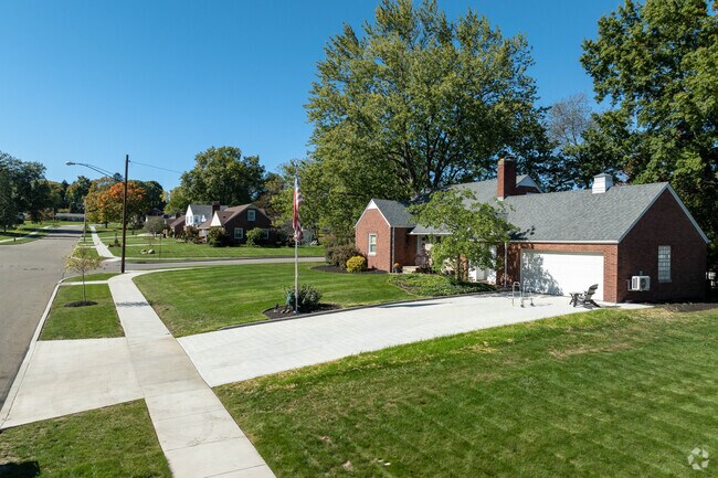 Many Market Heights homes feature well-manicured lawns.
