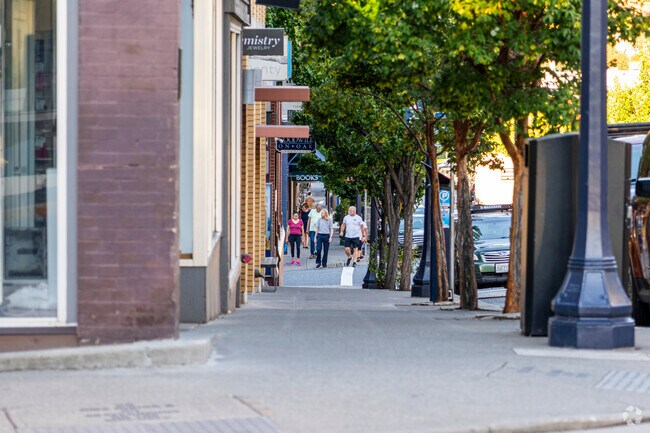 Odell is close to Downtown Hood River where tourists explore retail shops and restaurants.