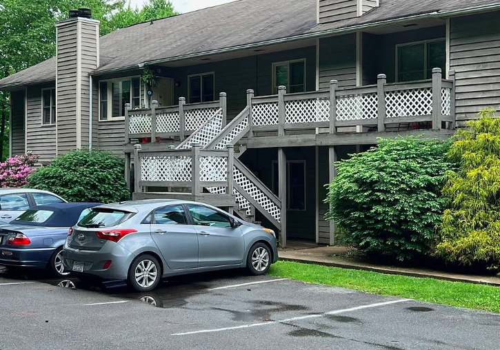 Entrance to bottom unit