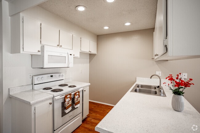 1BR, 1BA - 715SF - Kitchen