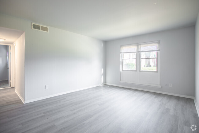 2BR,1BA,-850SF