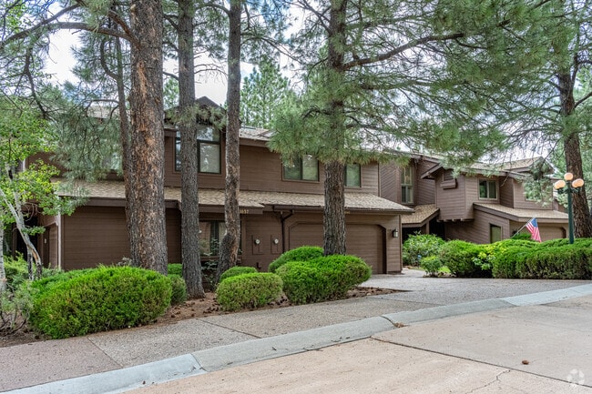 Many Lakeside Acres residents elect to live in lakeside townhomes.