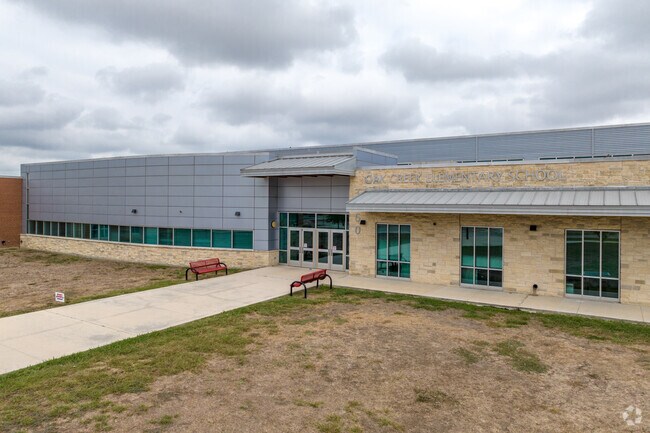 The school offers a variety of enrichment programs, such as STEM club, chess club, and choir.
