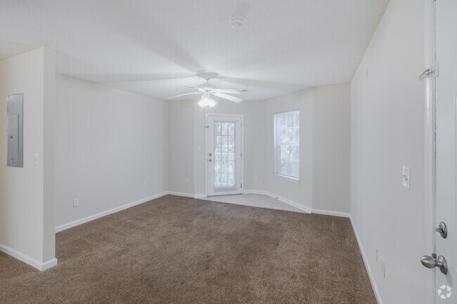 2BR, 2BA - 926SF - Living Room