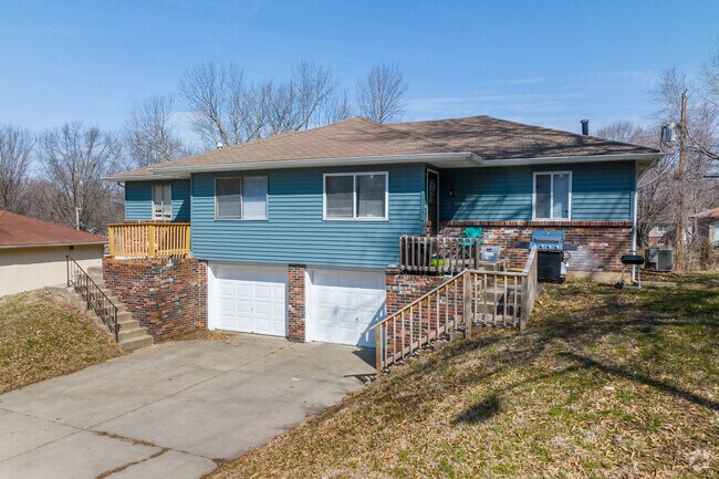 Welcome home to the neighborhood of Muncie with its cozy charm.