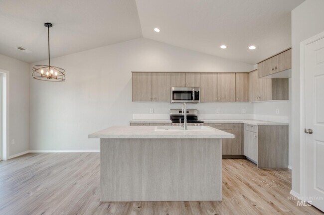 2127 N 8th St E, Mountain Home, ID 83647 - photo 5